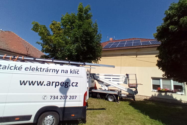 Reference: Instalace fotovoltaiky na polovalbovou střechu - Čelákovice-Sedlčánky 