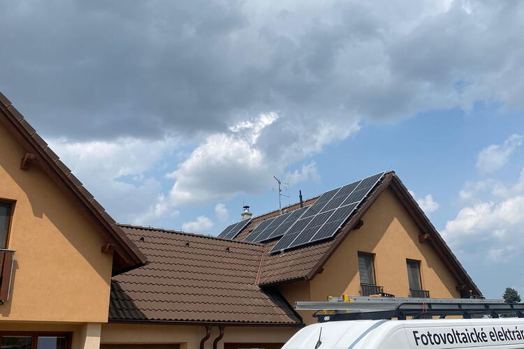Reference: Fotovoltaika s bateriovým úložištěm instalovaná na sedlovou střechu - Obříství-Dušníky 