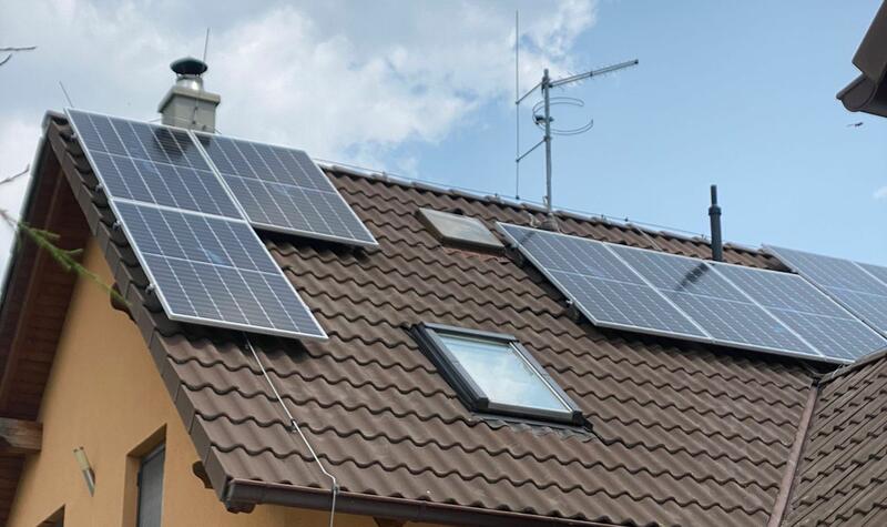 Reference: Fotovoltaika s bateriovým úložištěm instalovaná na sedlovou střechu - Obříství-Dušníky 
