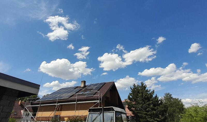 Reference: Fotovoltaická elektrárna instalovaná v Želeči na sedlovou střechu 
