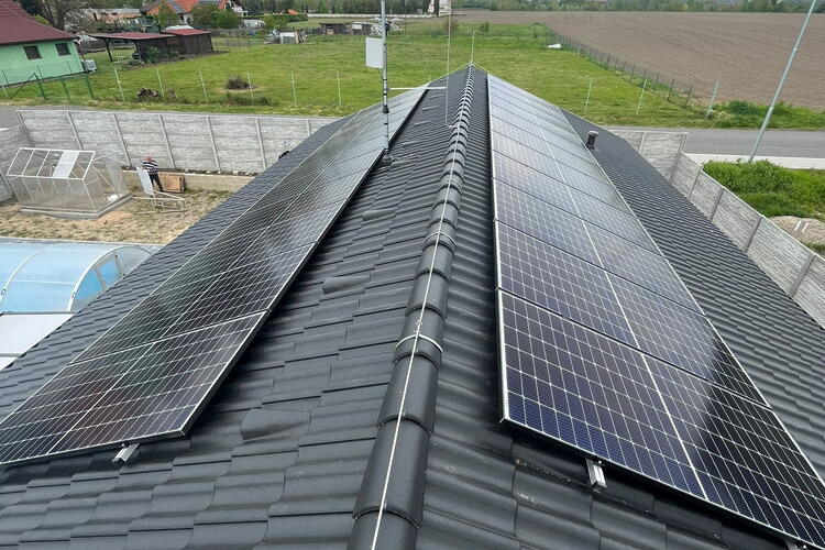 Reference: Realizace fotovoltaiky s bateriovým úložištěm - Bakov nad Jizerou 