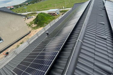 Reference: Realizace fotovoltaiky s bateriovým úložištěm - Bakov nad Jizerou 