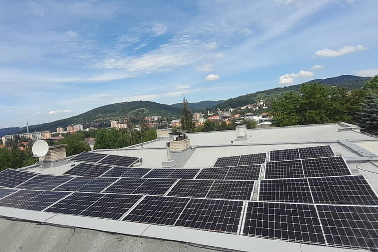 Reference: Instalace fotovoltaiky s bateriovým úložištěm ve Vsetíně 