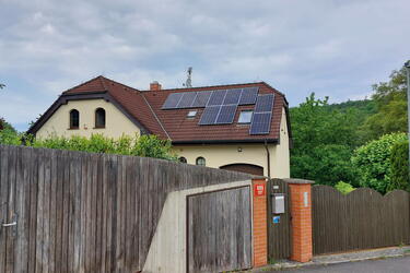 Reference: Realizace fotovoltaiky s bateriovým úložištěm - Praha - Nebušice 