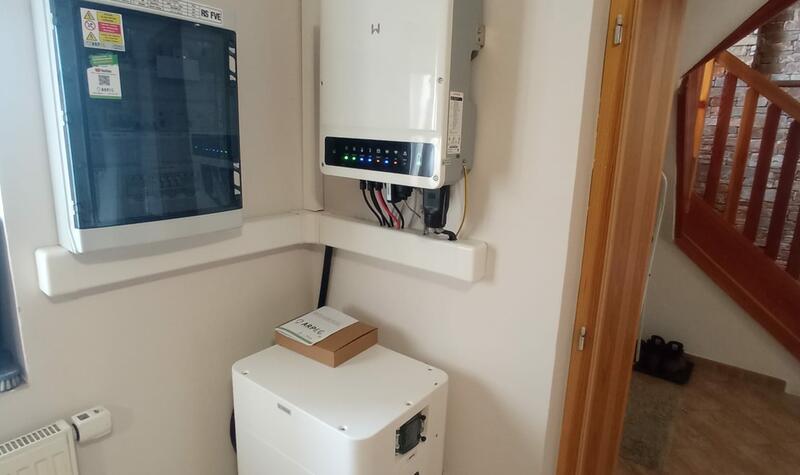 Reference: Realizace fotovoltaické elektrárny s bateriovým úložištěm - Uhlířov 