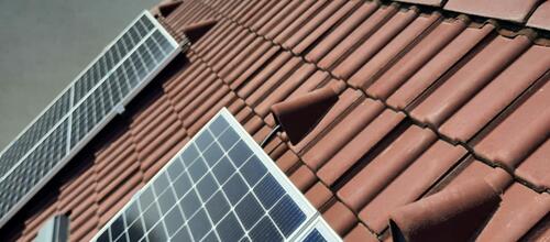Reference Fotovoltaické panely montované na sedlovou střechu - Velké Přítočno