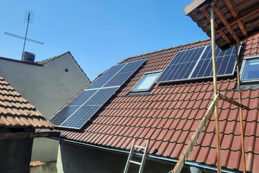 Reference: Fotovoltaické panely montované na sedlovou střechu - Velké Přítočno 