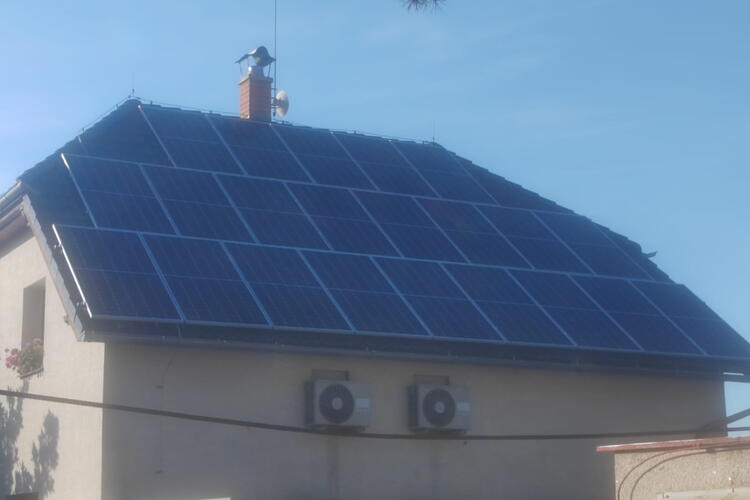 Reference: Fotovoltaická elektrárna s uložením do baterií realizovaná v Praze 