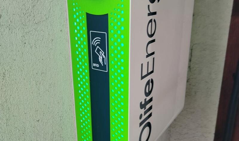 Reference: Fotovoltaická elektrárna s uložením do baterií realizovaná v Praze