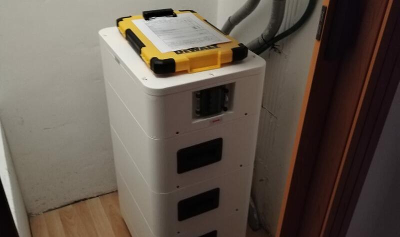 Reference: Fotovoltaická elektrárna s uložením do baterií realizovaná v Praze
