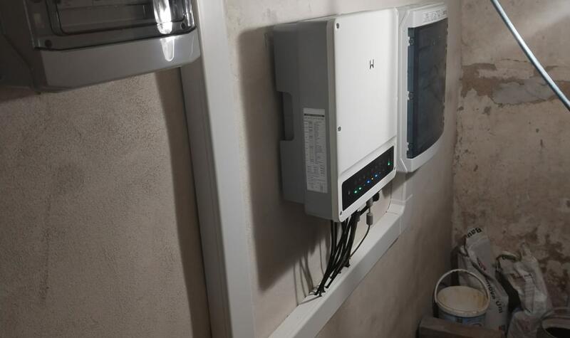 Reference: Fotovoltaická elektrárna s uložením do baterií realizovaná v Praze