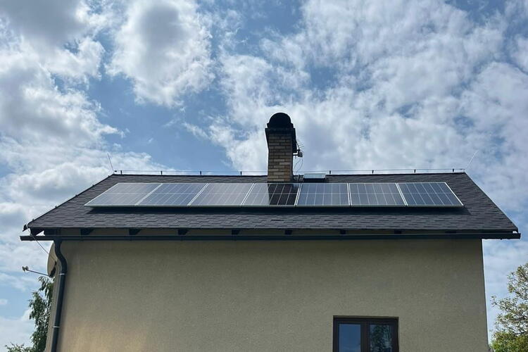 Reference: Fotovoltaická elektrárna s akumulací do baterií instalována v Železném Brodě 