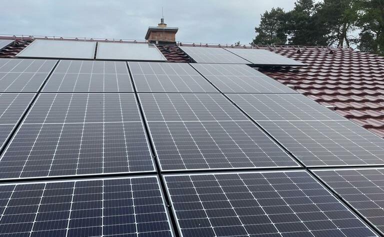 Reference: Fotovoltaická elektrárna na míru s bateriovým úložištěm - Zbůch