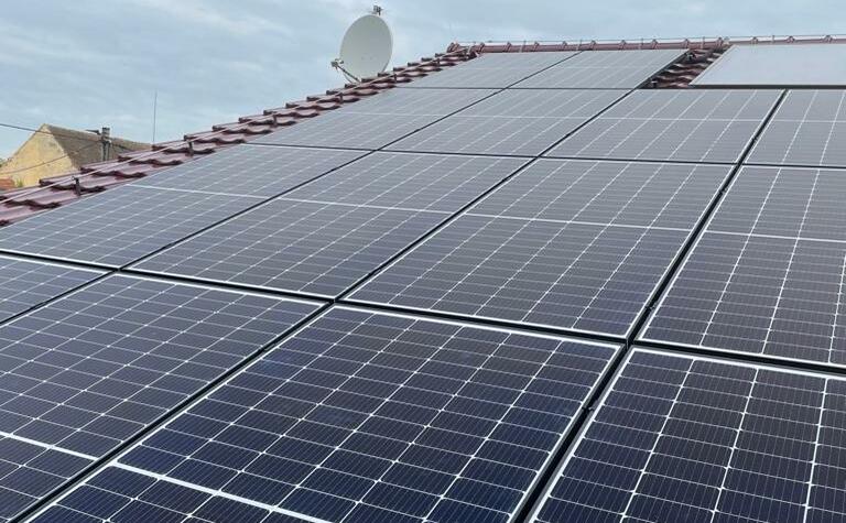 Reference: Fotovoltaická elektrárna na míru s bateriovým úložištěm - Zbůch