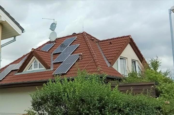 Reference: Solární elektrárna s uložením do baterií realizována v Bašťi ve Středočeském kraji