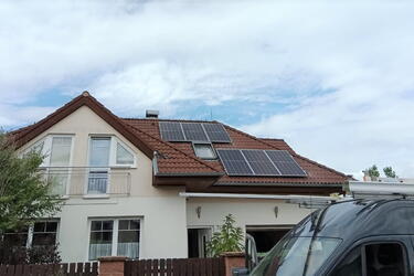 Reference: Solární elektrárna s uložením do baterií realizována v Bašťi ve Středočeském kraji 