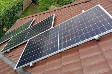 Reference: Solární elektrárna s uložením do baterií realizována v Bašťi ve Středočeském kraji 
