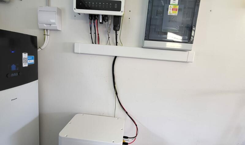 Reference: Solární elektrárna s uložením do baterií realizována v Bašťi ve Středočeském kraji