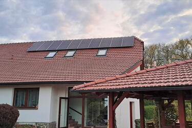 Reference: Solární elektrárna s využitím baterií realizována v Doubravicích nad Svitavou 