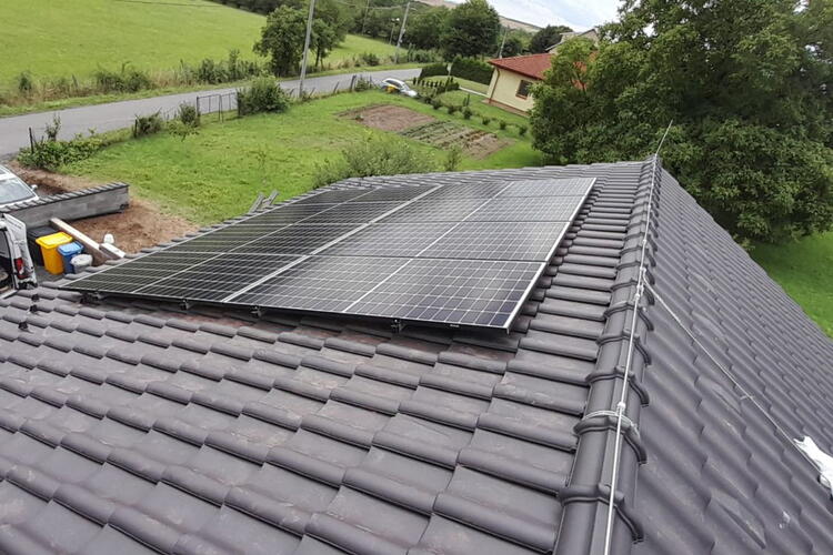 Reference: Solární elektrárna s dotaci NZÚ, montovaná ve Veselíčku 