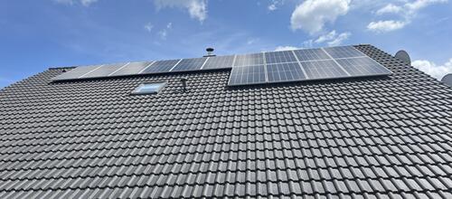 Reference Solární elektrárna s využitím baterií instalovaná v Měníku