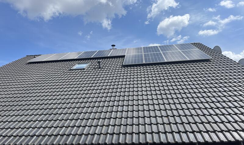Reference: Solární elektrárna s využitím baterií instalovaná v Měníku 