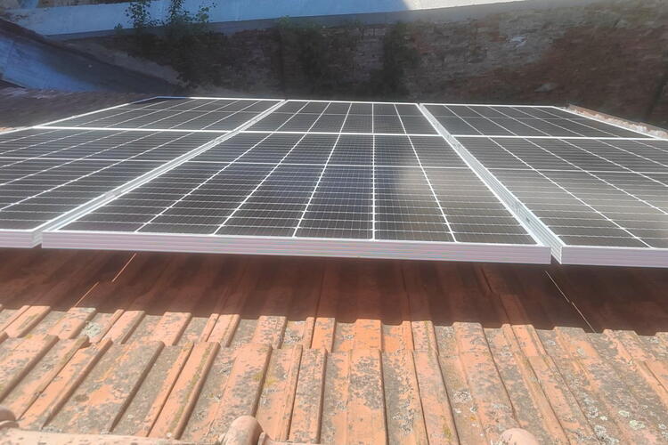 Reference: Fotovoltaické panely montované na sedlovou střechu ve Vyklanticích 