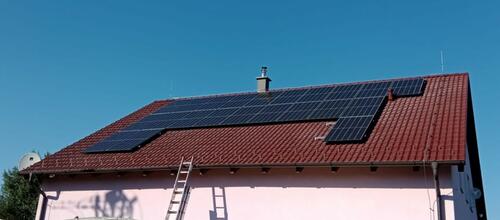 Reference Fotovoltaické panely instalované na sedlovou střechu v Dobré Vodě u Českých Budějovic