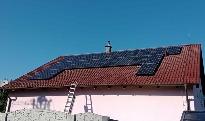 Reference: Fotovoltaické panely instalované na sedlovou střechu v Dobré Vodě u Českých Budějovic