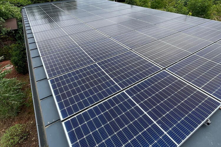 Reference: Solární panely instalované na pultovou střechu v Trutnově 