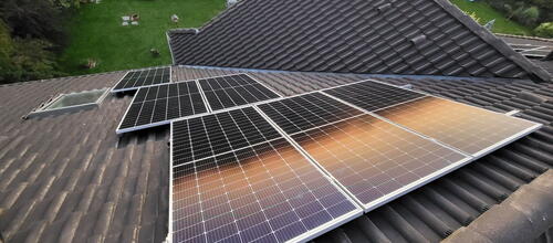 Reference Fotovoltaická elektrárna instalovaná na valbovou střechu v Šestajovicích 