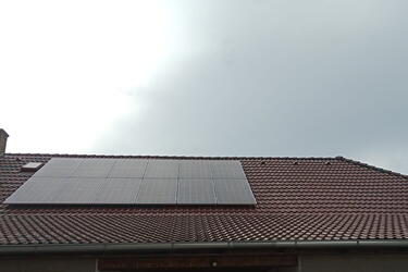 Reference: Fotovoltaická elektrárna s využitím bateriového systému - Ražice 