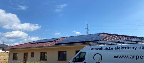Reference Solární elektrárna s využitím bateriového systému instalovaná v Lomnici