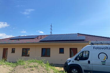 Reference: Solární elektrárna s využitím bateriového systému instalovaná v Lomnici 
