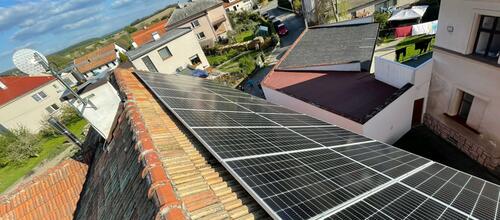 Reference Fotovoltaická elektrárna s autonabíječkou montovaná v Holicích