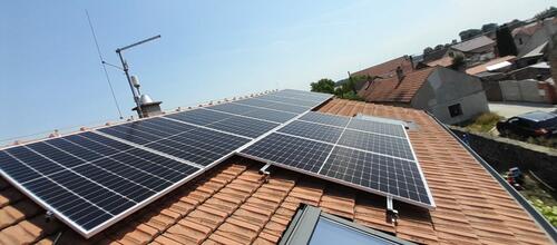 Reference Fotovoltaická elektrárna s wallboxem, realizovaná v Chlumíně