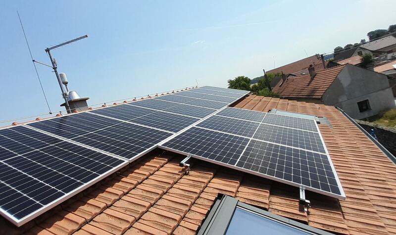 Reference: Fotovoltaická elektrárna s wallboxem, realizovaná v Chlumíně 