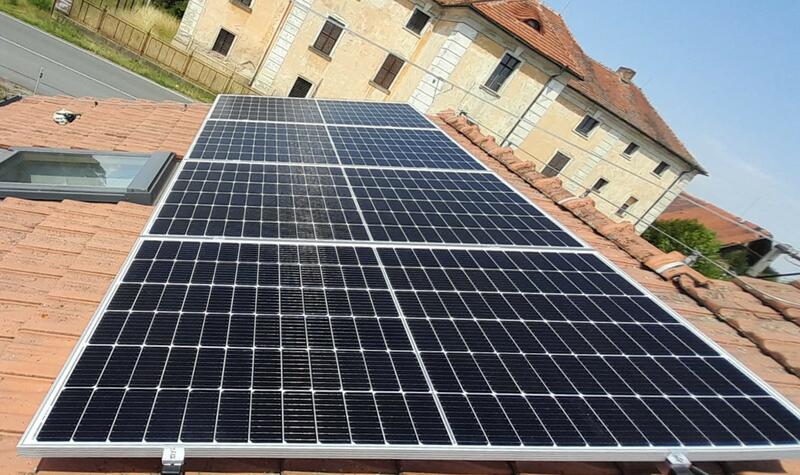 Reference: Fotovoltaická elektrárna s wallboxem, realizovaná v Chlumíně 