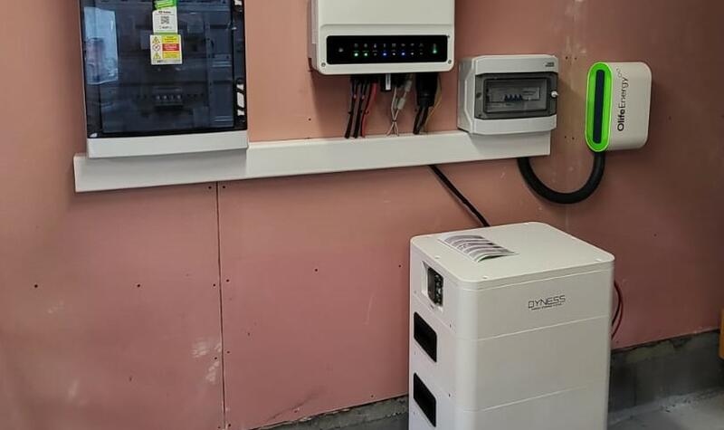 Reference: Fotovoltaická elektrárna s wallboxem, realizovaná v Chlumíně 