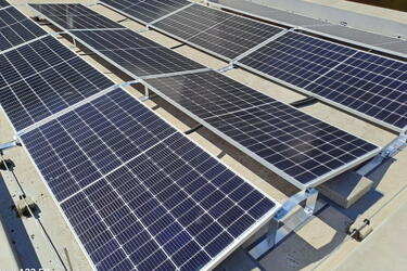 Reference: Solární elektrárna na míru instalovaná na rovné střeše v Libčanech 