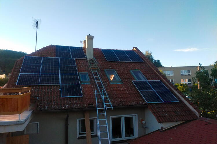 Reference: Realizace fotovoltaické elektrárny s uložením do baterií - Přerov XI-Vinary 