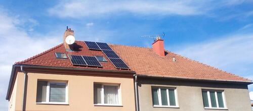 Reference Fotovoltaická elektrárna s bateriemi a dobíjecí stanici pro elektromobily - Třebíč