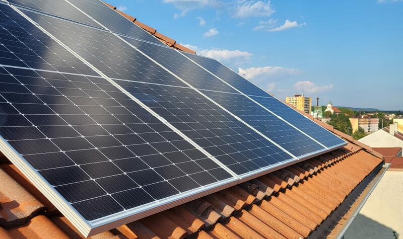 Reference: Solární elektrárna s možností ukládání vyrobené energie do baterií - Chodov
